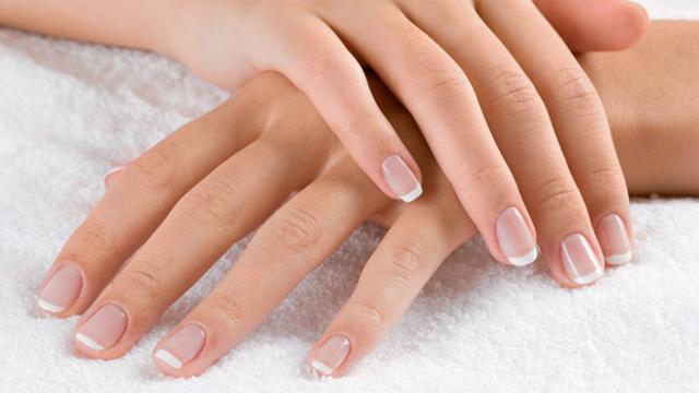 Garlic
Garlic is very effective to make your nails grow fast. Apply garlic paste to your nails twice a week or simply cut a garlic clove in half and rub it on your nails. Its juices will be absorbed by the nail.