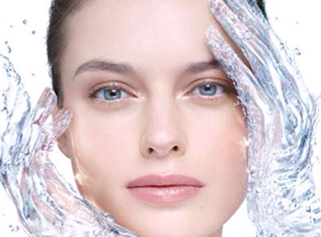 3. Moisturize
For a fresh,dewy look in the morning,make sure to use an anti-aging night cream that contains hyaluronic acid.It attracts water into the skin,which helps smooth wrinkles,always applying lip balm before sleep,moisturizing your eyelashes with a lash conditioner.