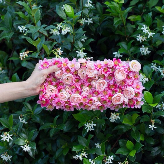 http://m.designimprovised.com/38l4k7v/articles/11578/Summery-Floral-Clutch
