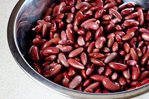 1. To prepare your own delicious bean soup, first rinse the beans, place them in a large bowl and cover with four times their volume of water. Leave the beans to soak for at least 6-8 hours, overnight is even better.
2. When the beans are soaked, drain the soaking water and rinse them.