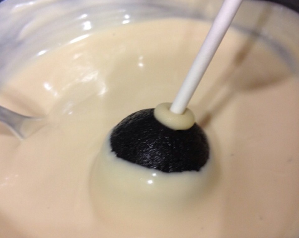 After 10 mins in the fridge, dip the whole Oreo ball into the chocolate, make sure it's all covered.