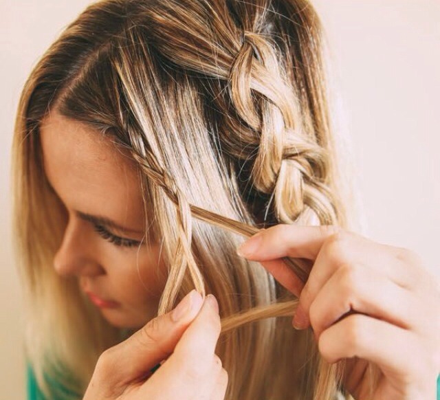 Braid a small section on the same side of the hair at the front.