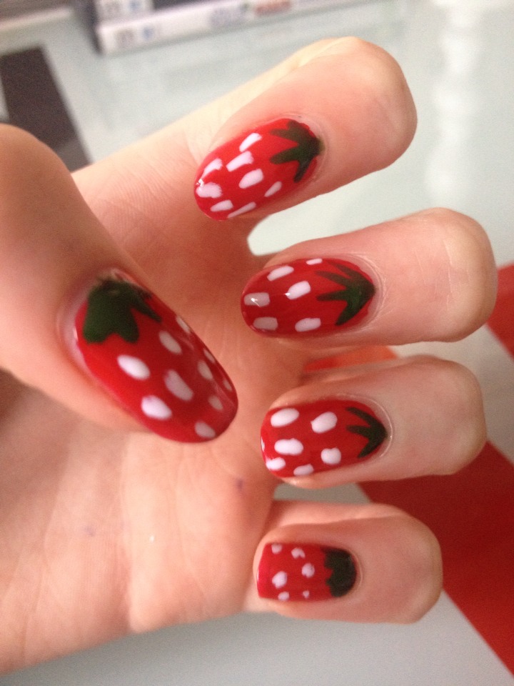 🍓with a striper dipped in green paint, draw flicks from the cuticle to form the leaves 🍃