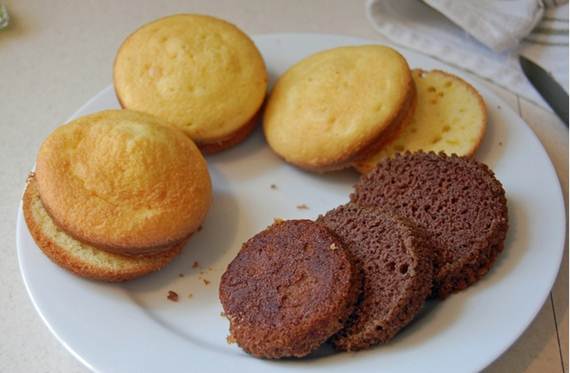 prepare the vanilla cupcakes and the chocolate brownies or cake and use a coockie cutter to shape the meat slices of the burger