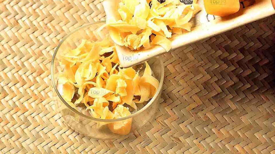 Steps
1. Shred a ½-ounce bar of beeswax using a grater or peeler and transfer it into a bowl.