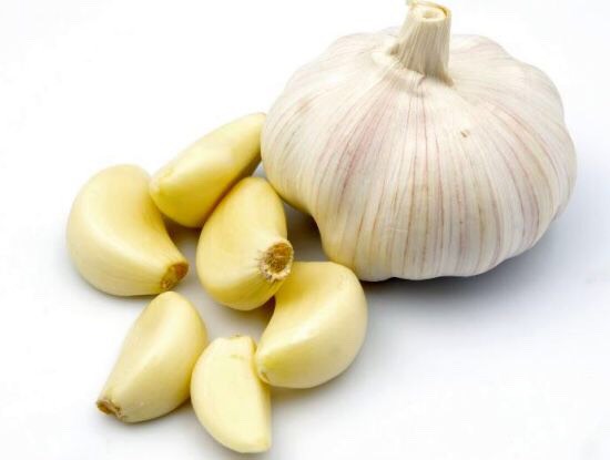 Chop up garlic 