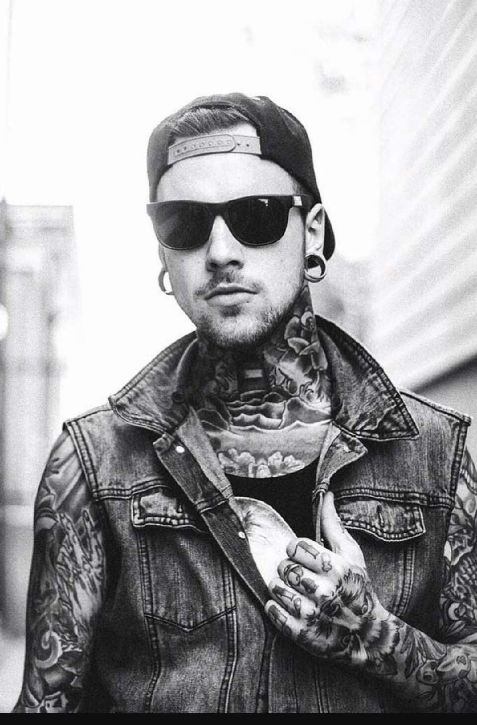 VERY Legitimate Reasons To Date A Tattooed Man!