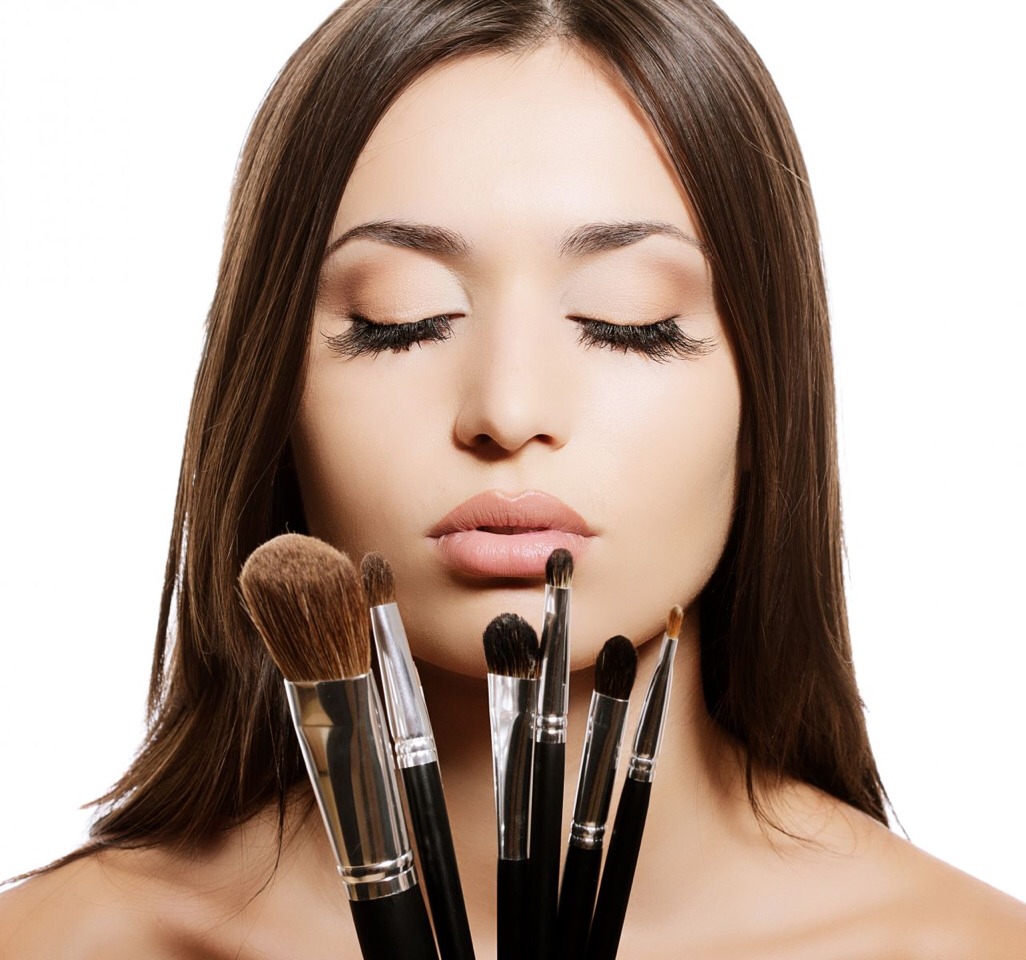7⃣: Apply makeup primer and/or foundation and continue to proceed with the rest of your makeup routine. 