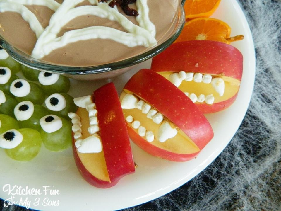 To make the Vampire Apples you need to cut the apple in 4 pieces. Then cut a wedge from the top using a knife. Cut a mini marshmallow in half to make the fangs & attach with peanut butter.