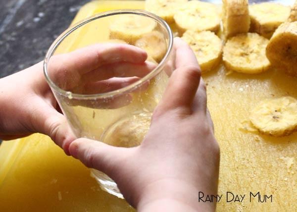 With a wood pestle or a glass you want to flatten the slices. Put a little oil on either so that the starchy plantains won’t stick and then squish them but don’t break them up. 