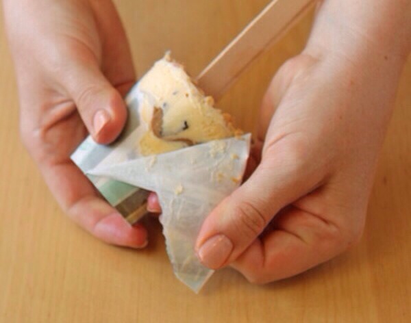 When you are ready to eat it just peel off the paper cup. 
