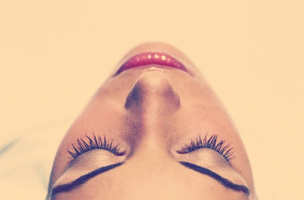 Coat your eyelashes with baby powder to add more layers of mascara to make your eyelashes look fuller.