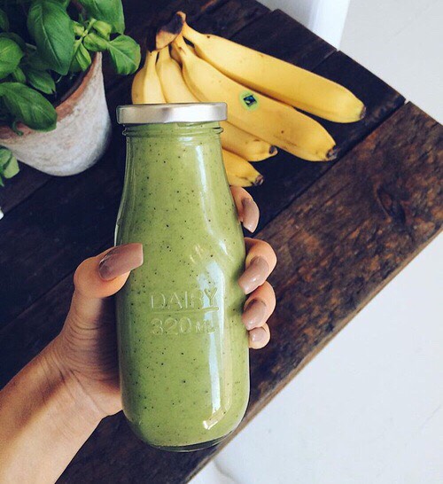 Banana Kale :)
-1 frozen banana (in pieces)
-1/2 cup of kale
-1/2 cup of coconut water
Extras: protein powder, raw shredded almonds, 1/4 cup of frozen blueberries .