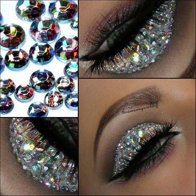 Glitter Cat-Eye - 10 Stylishly Festive Christmas Makeup Ideas.!!!