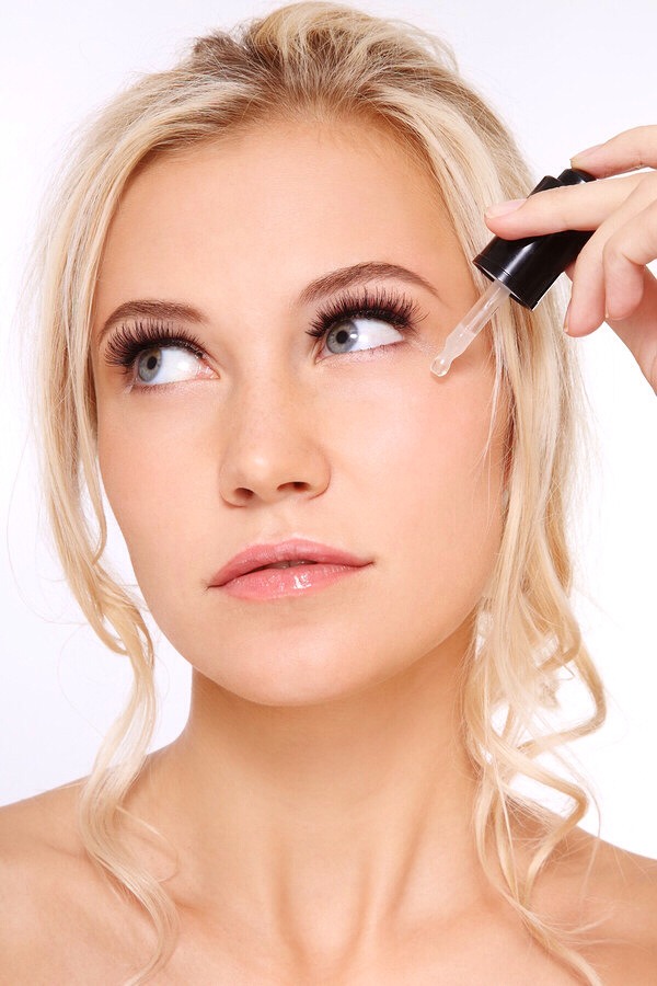 To apply, put a drop or two on the skin and massage gently for a minute, then let it rest. If you have dry skin, dilute it with 1/3 water. 