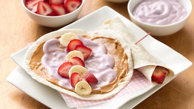 Creamy wrap
• Food wrap (tortilla, pita etc.)
• Peanut butter
• Plain Greek nonfat yogurt
• Strawberries
• Banana