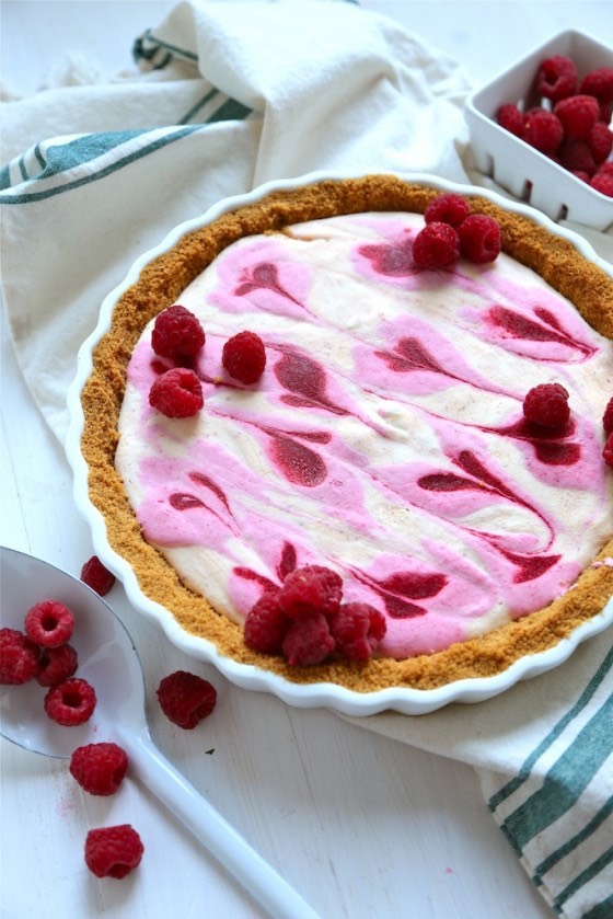 Fresh raspberry yogurt pie 