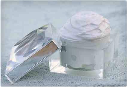 27. Peppermint Bark Whipped Body Butter

A mixture of cocoa butter and shea butter with a little bit of peppermint extract and you’ve got an amazing body butter with a refreshing scent. This goes great for the holiday season, or anytime of year you want to feel your best all over.