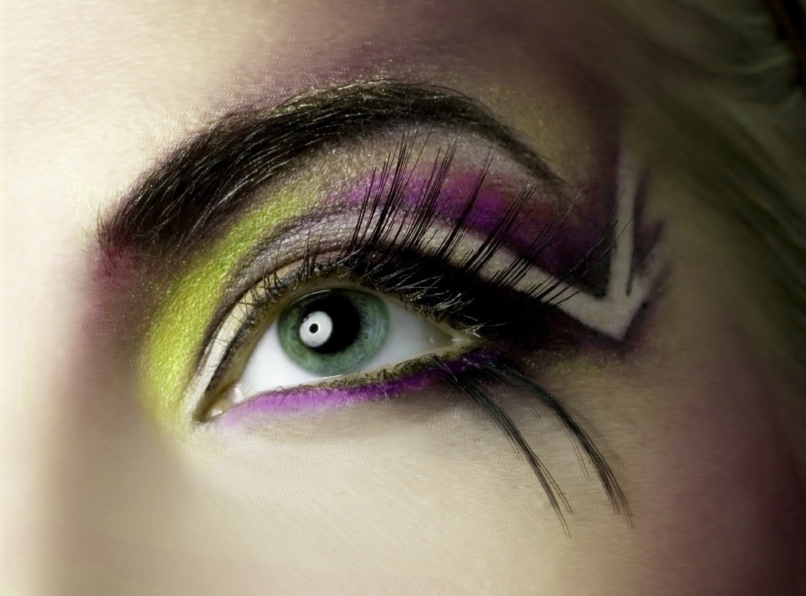Heart-Shaped Face/Oval: Apply soft colors of eye shadow, like pale pink, mint green, or sky blue.

