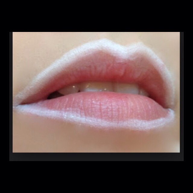 🌸 Use a white lipliner (pencil) and feather over the contour of your lips. (only the contour, not full lips). Just the outer part of the lips, this is allowing you to make your lips appear to be fuller.