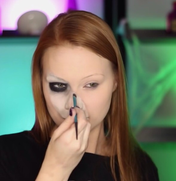 With the same grey again, go around the inner edge of the right side to creat a shade .