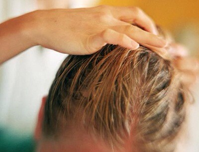 Rub the oil all over your scalp making sure you don't miss any to get the best results. 💆💆