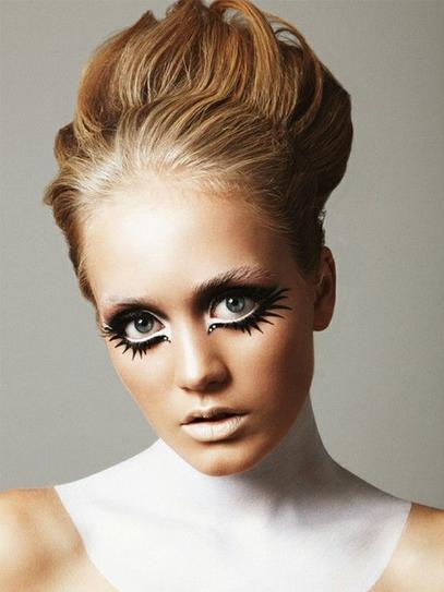 27.  If you seek for a cool Halloween makeup, you had better draw fake lashes under the bottom lash line and apply white eyeliner along your waterline. The white lipstick will work great with your eye makeup.