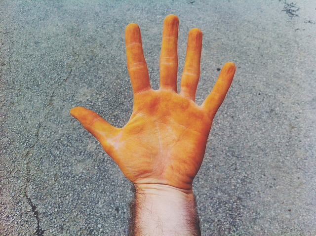 Orange hands from fake tanning ? Don't worry just simply use whitening toothpaste as soap or squirt some lemon juice on your hands and mix in well !💕