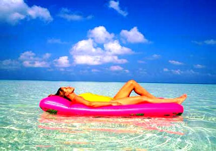 Self tanners are a good alternative to sun tanning, but unfortunately they will always stink. From high end to cheapest of all they all don't smell to good so apply 24 hours before going out so you have some time to air out. A good drug store self tanner is Jergens Natural Glow. 