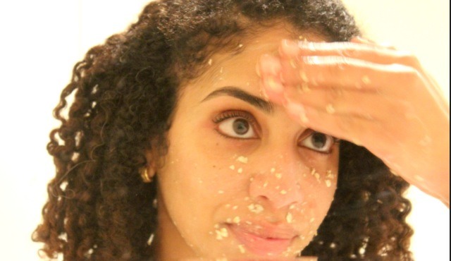Rub the oatmeal on your face. Continue rubbing it for about 1-2 minutes. Wash off with lukewarm water.