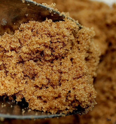 Raw Honey has anti bacterial, anti fungal and anti vital properties as well as being an amazing moisturiser.
Brown Sugar is an all natural exfoliator.
It helps improves sun damage and supports ageing skin.
Cinnamon dries out acne and brings blood and oxygen to the skins surface.