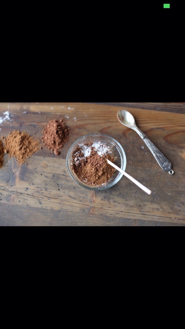 Mix the ingredients together – it’s as simple as that! Play around with different amounts of each to reach your desired color. If the color is too light, add more cocoa powder. If you want more of a glow, add more cinnamon.
