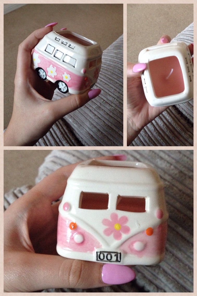 Again another not so much Christmas candle but adorable nether less! Campervan candle! I'm a big fan of pink things and this is just an adorable piece I had to share! 
