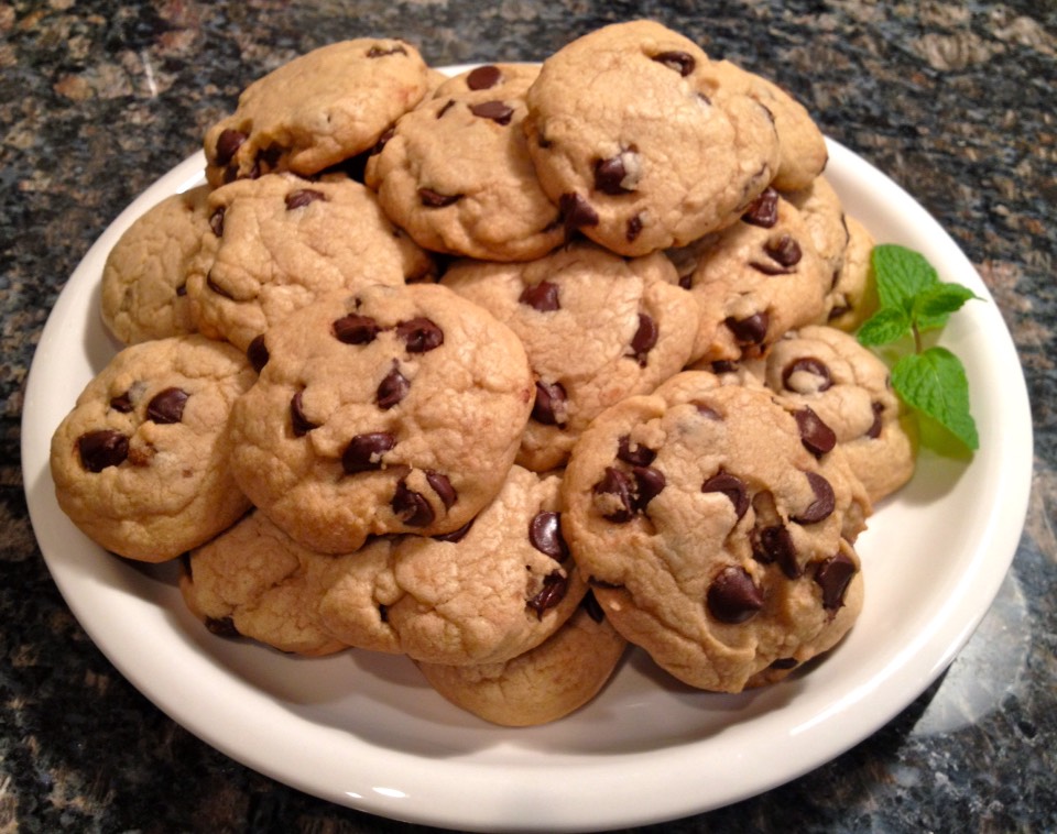 3. Take 10 To Eat a Snack
Try this strategy to permanently reduce cravings. Portion out one serving of your favourite treat, taking time to smell it, look at it, and think about it. Take one small bite. Chew slowly, focusing on the texture and taste, then swallow. Ask yourself if you want