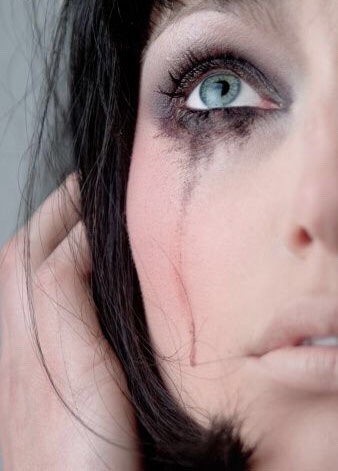 4. Avoid annoying mascara marks on your eyelids. mascara is often our last makeup step, one of the biggest eye blunders is getting mascara marks on your lids—especially annoying when you've just created the perfect smoky eye! Looking down into a compact mirror as you apply helps avoid this tragedy.

