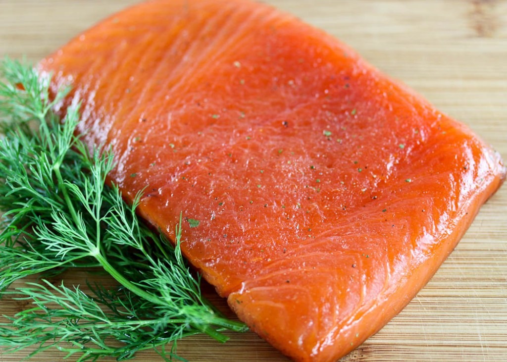 Salmon -- A great source of omega-3 fatty acids, which have been linked to a reduced risk of depression, heart disease, and cancer.
-- A 3-ounce serving contains almost 50 percent of your daily dose of niacin, which may protect against Alzheimer's disease and memory loss.