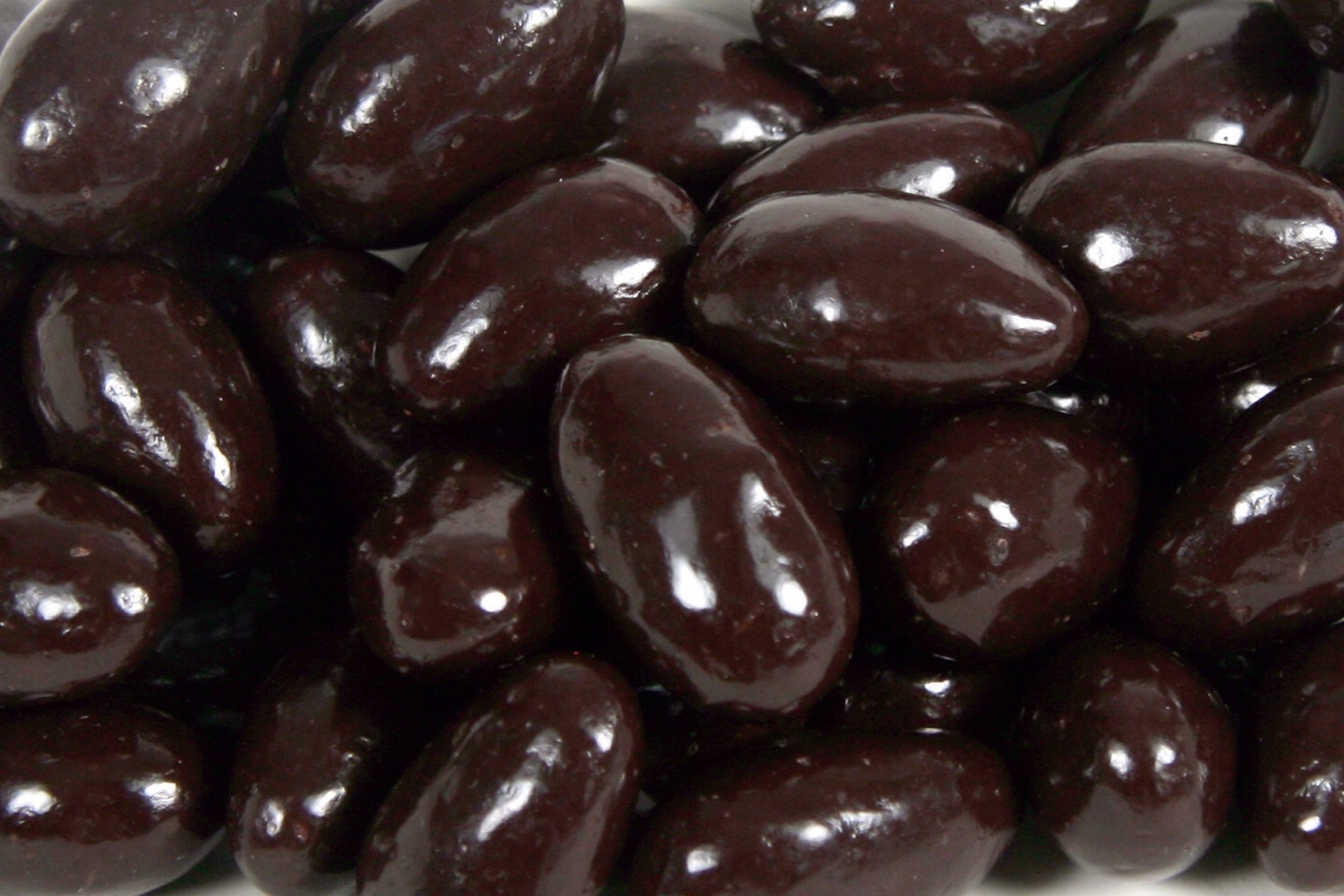 Dark Chocolate -- Just one-fourth of an ounce daily can reduce blood pressure in otherwise healthy individuals. A dark chocolate bar contains about 53.5 milligrams of flavonoids; a milk chocolate bar has fewer than 14.
