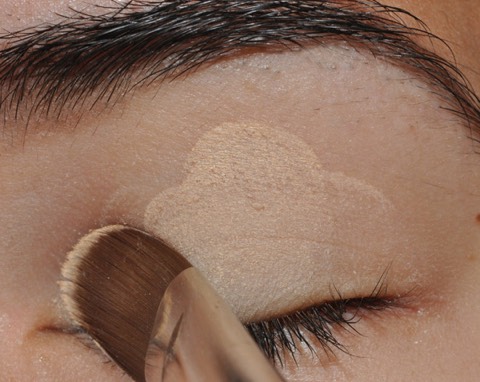 Step2:Prime Those Lids 
Just asYou prime Awall beforeYou paint,youCan prime yourFace beforeYou apply makeup.ItGoes on smoothly andLasts longer.Eyeshadow primer isThe secret toKeeping your shadow inPlace forHours.EyeBase will keep shadowIn place through workouts,torrential rains,and evenA night’s sle