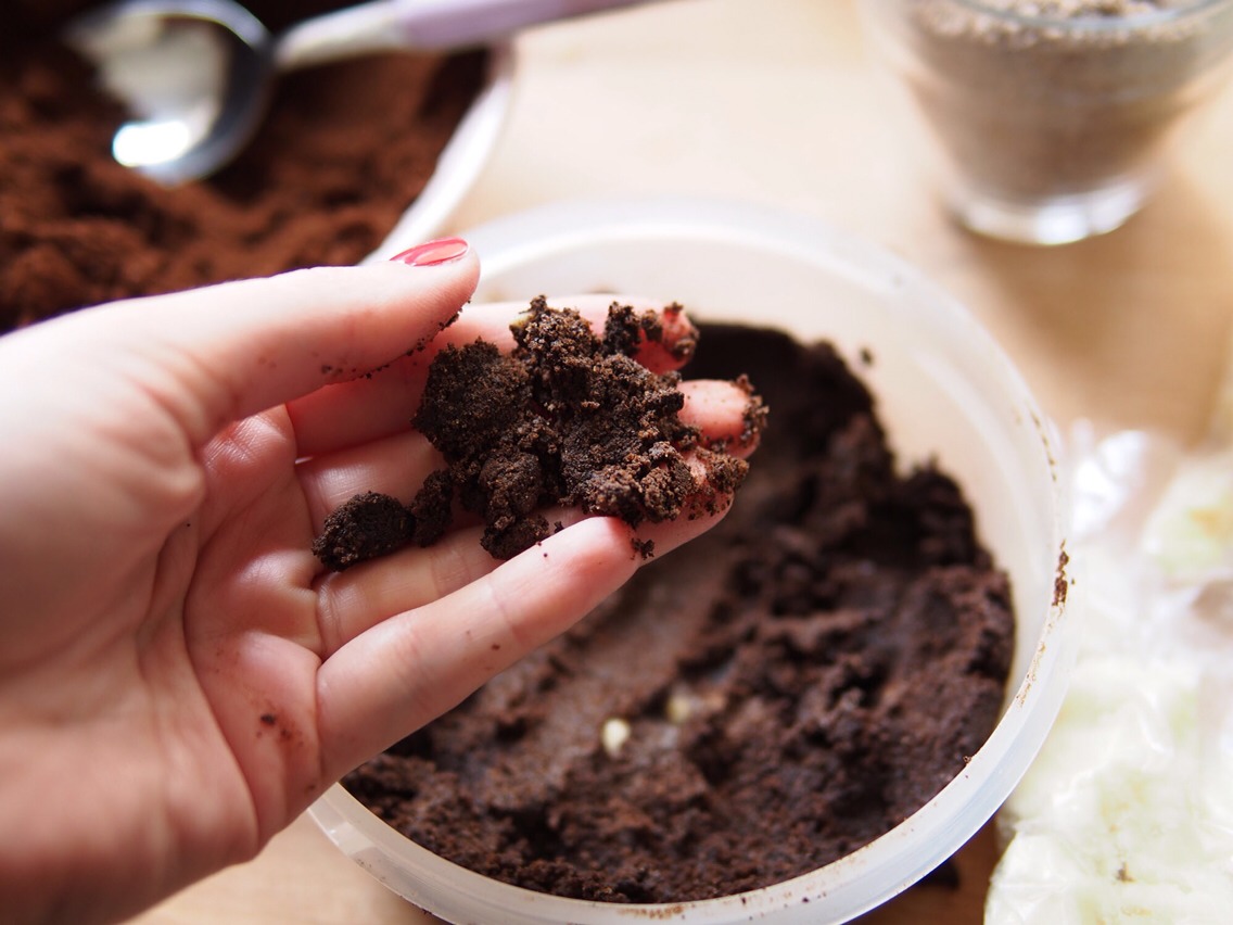 Step One & Two:
Apply olive oil to your "problem areas" with the cellulite. This will make it easier to rub the scrub along your body. 
Combine the coffee grounds and brown sugar into a bowl. Doing so will create your actual coffee scrub.
