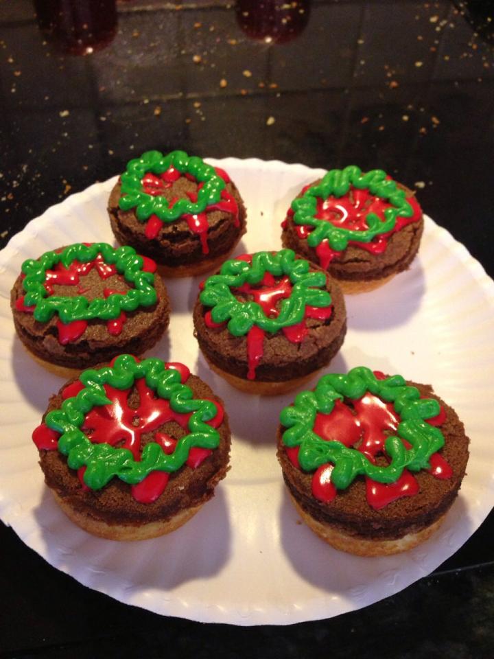 Use ziplock bags to dispense the icing. 
Cut a small hole in one corner and zig zag to get the effect of lettuce