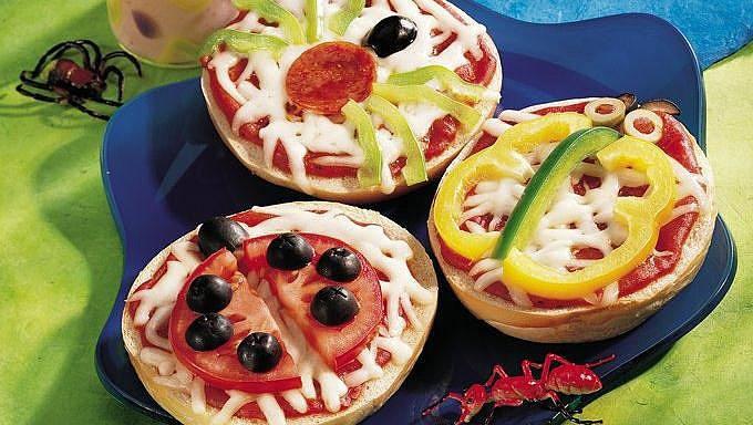 Cheesy Critters
Get creative at dinnertime! Use veggies and meats to make some critter bagel pizzas.