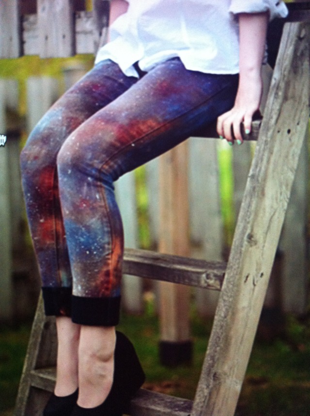 GALAXY PANTS
- black jeans. Scour thrift stores for some cheap ones
- A spray bottle filled with two parts bleach (javel) and one part cold water
- acrylic paints (Liquitex Heavy Body in Titanium White, Brilliant Blue, Medium Magenta and Pyrrole Red)
- toothbrush
- sponge
- plates or containers