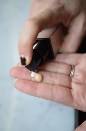 12. Lighten your foundation with moisturizer.
By the time the holidays roll around, your tan will probably (unfortunately) be gone. This means that if you’re still trying to use your summer shade of foundation, it’s probably too dark. But this can be fixed! Mix in some of your favorite moisturizer to lighten the shade, and then you’ll be perfectly matched and hydrated!