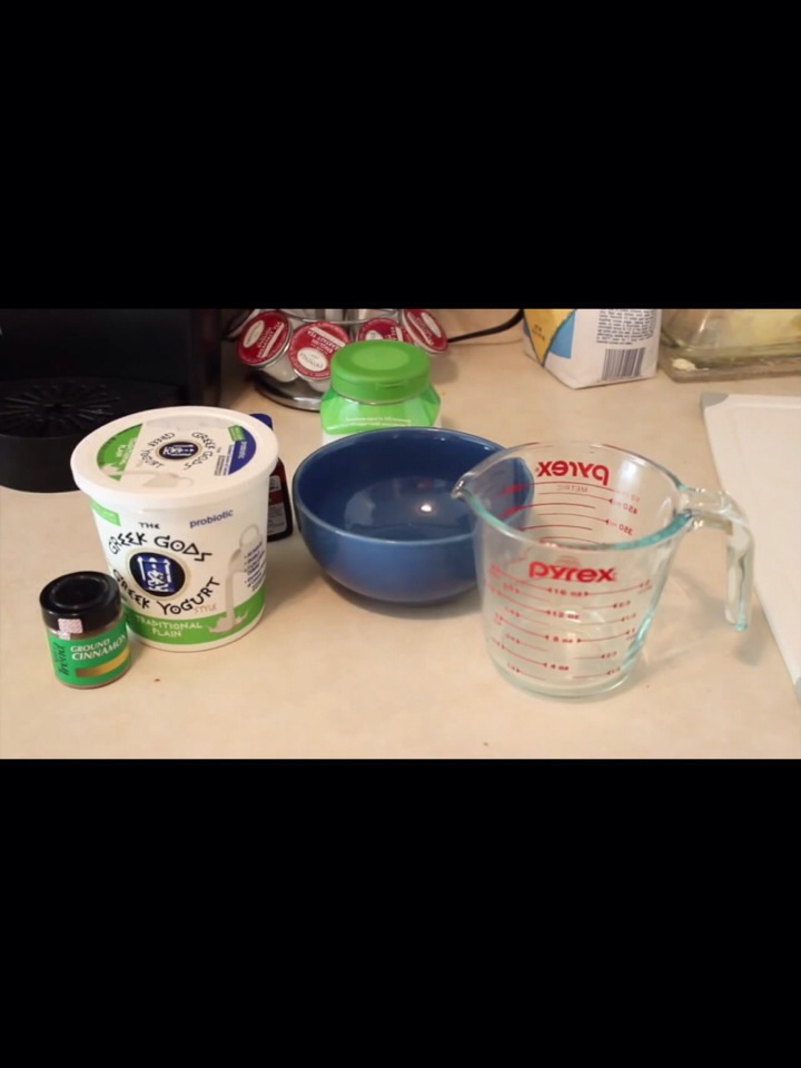 ingredients
2-3 tablespoons greek yogourt
1/2 tsp vanilia
1/2 tsp cinnamon