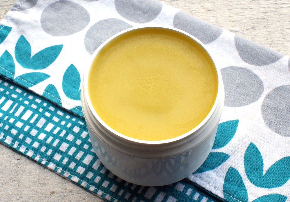 4. Apply hair mask all over your hair. When applying to scalp, massage it into your scalp.
5. When applyed, put a shower cap over your head so it doesn't drip.
Wait for hair to absorb the mask for at least 30-45 minutes. Wash out with shampoo and conditioner.