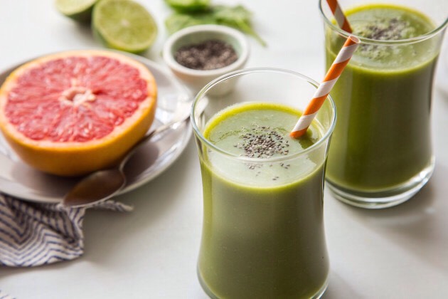 Spinach and grapefruit smoothie
1 bunch of fresh spinach
2 grapefruits
1 bunch of apples
1 banana
1 slice of fresh ginger
2 cups of ice