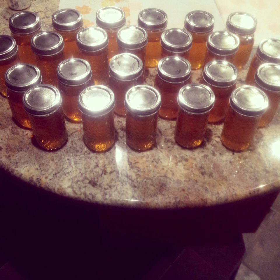 Pour the apple pie moonshine into mason jars.