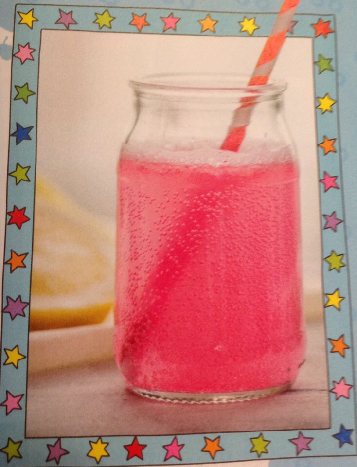 1. Fill a quarter of the glass with cranberry juice then pour on another quarter of pink lemonade. 