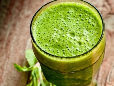 3.

The frozen pineapple in this green smoothie makes it taste icy and delicious. It makes the perfect summer detox breakfast. The baby spinach boosts immunity, is packed with antioxidants, vitamins, live enzymes.Fresh ginger gives this smoothie zing with the added benefits of boosting digestion