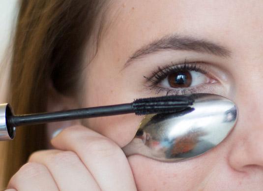 8. Hold a spoon underneath your eye when applying mascara on your lower lashes to avoid getting marks on your skin.